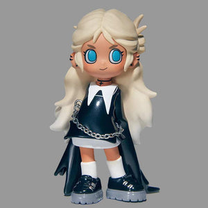 مجسم Peach Riot أشقر بمعطف داكن وتفاصيل سلسلة معدنية