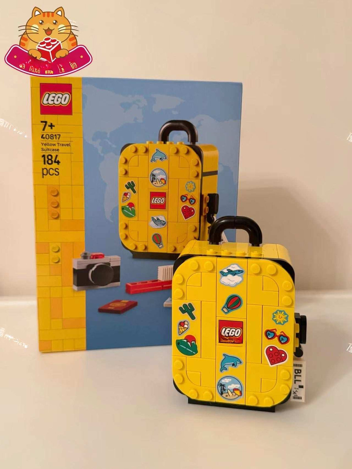 صندوق غامض أصفر من LEGO على شكل حقيبة سفر مع محتويات بناء وأشكال شخصيات متنوعة